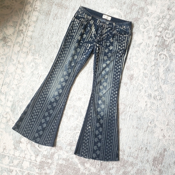 💎FREE PEOPLE 💎Rare, like new! size 28 Bali print festival raw hem flare jeans! - Picture 2 of 12